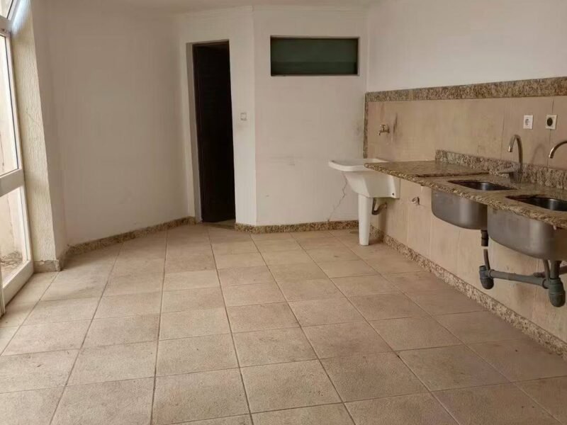 Para arrendamento temos está moradia Duplex no condomínio Luar de Talatona