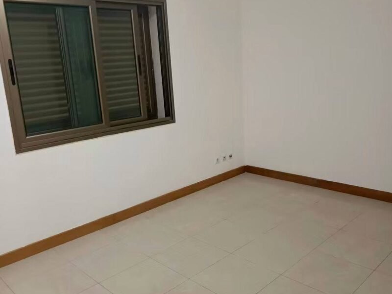 Para arrendamento temos está moradia Duplex no condomínio Luar de Talatona