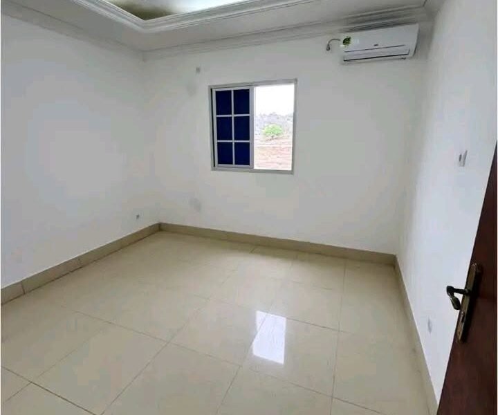 ARRENDAMENTO MORADIA PRIVADA DENTRO DE UM PEQUENO CONDOMÍNIO