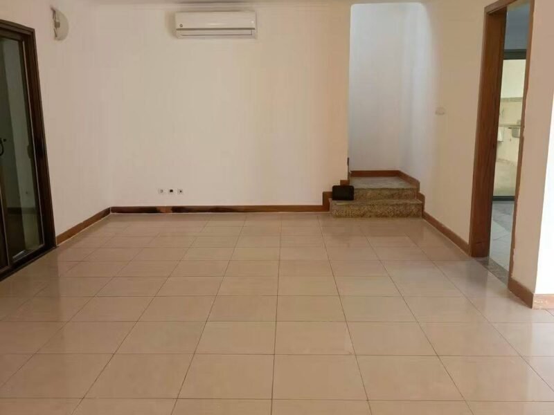 Para arrendamento temos está moradia Duplex no condomínio Luar de Talatona