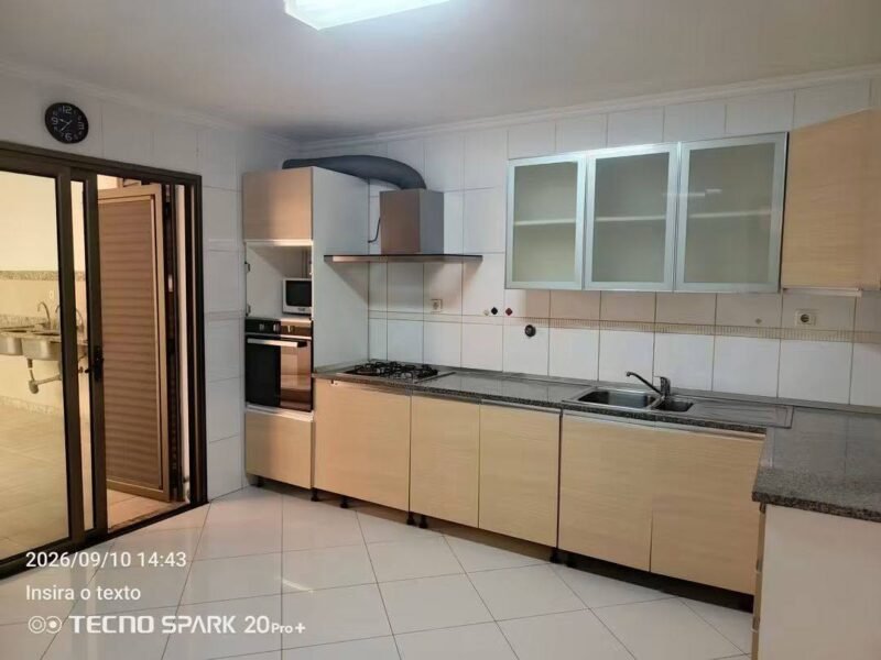 Para arrendamento temos está moradia Duplex no condomínio Luar de Talatona